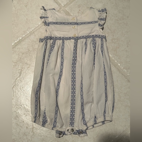 babyGap Cream and Blue Embroidered Flutter Sleeve Baby Romper Size 0–3 Months - Picture 5 of 7